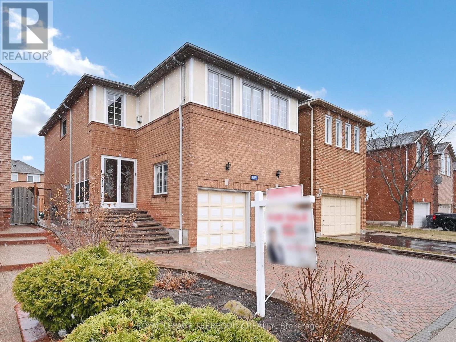 828 Cardington Street, Mississauga, Ontario  L5V 1Z6 - Photo 2 - W12198312