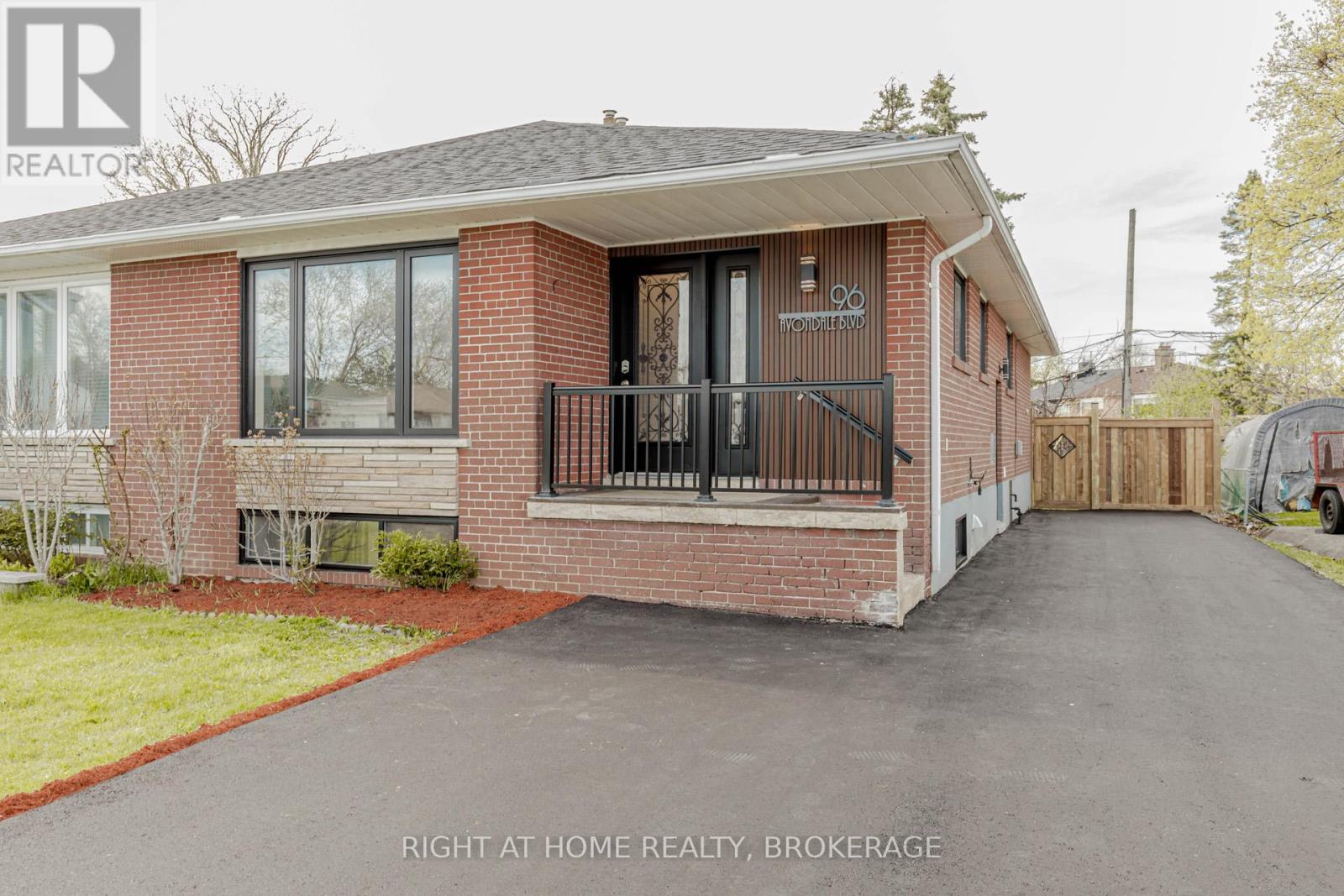96 Avondale Boulevard, Brampton (Avondale), Ontario  L6T 1H6 - Photo 4 - W12198357