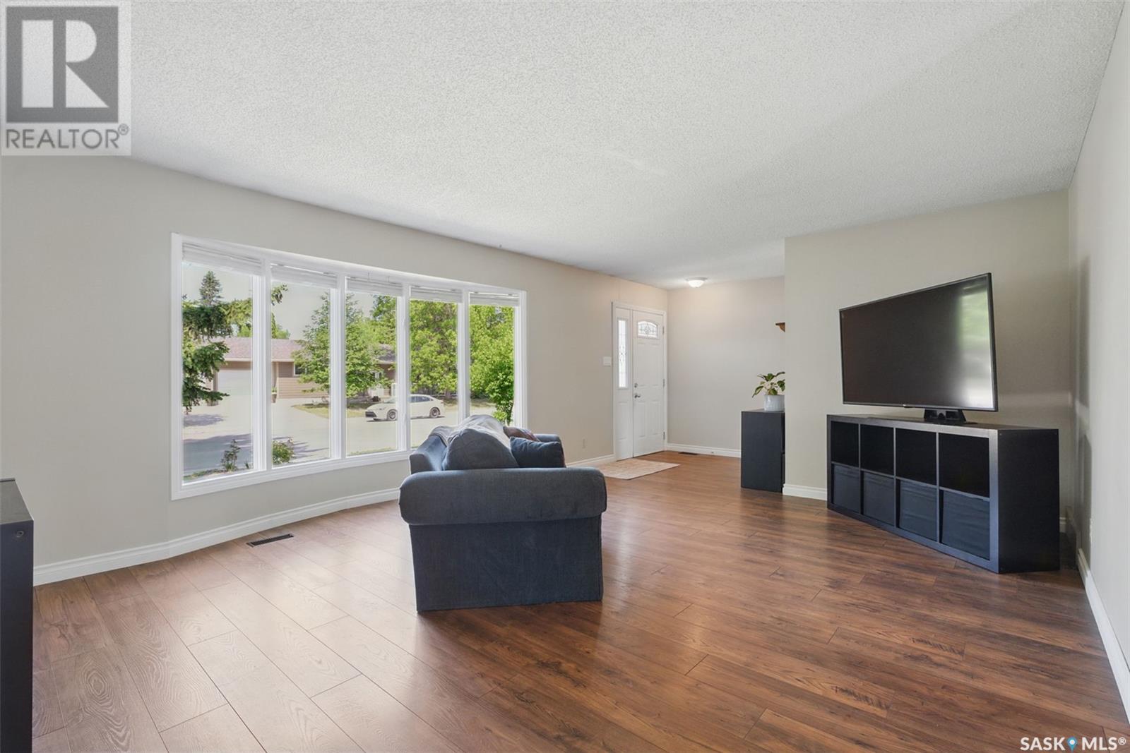 Property at 74 Degeer CRESCENT image 3