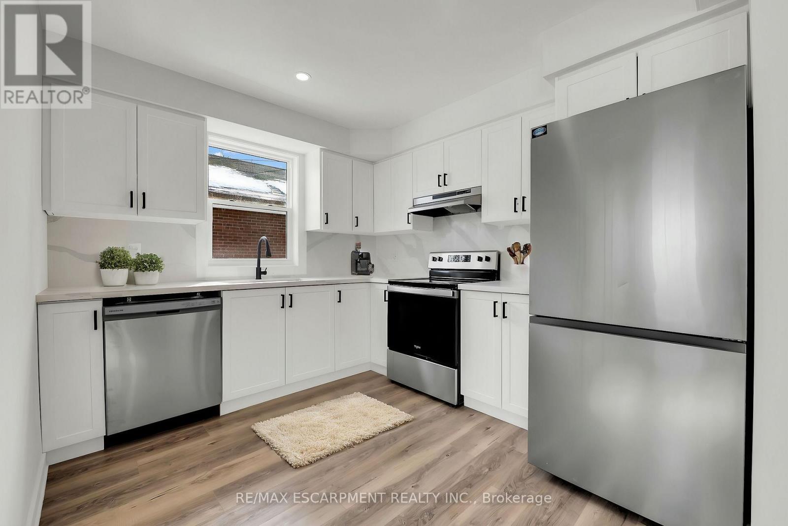 178 East 34th Street, Hamilton, Ontario  L8V 3W6 - Photo 3 - X12198429