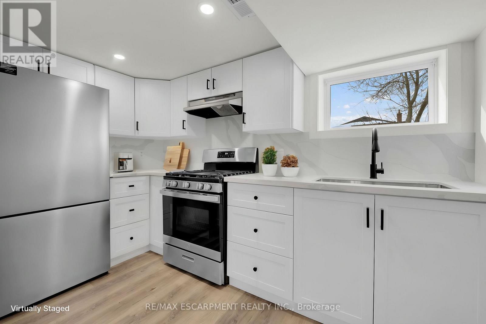 178 East 34th Street, Hamilton (Raleigh), Ontario  L8V 3W6 - Photo 6 - X12198429