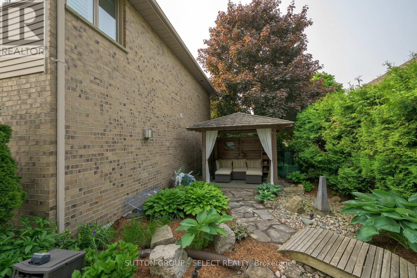 Photo 8 of 47 for 408 Sunnyside Crescent
