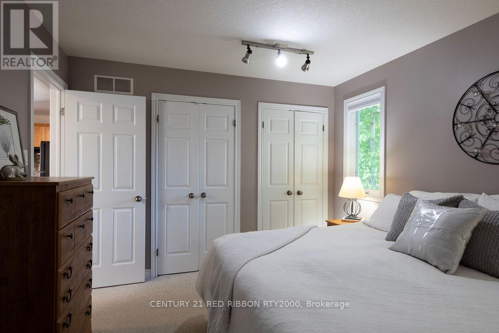 92 Ridge Street, Strathroy-Caradoc, Ontario N7G 4K1 - Photo 12 - X12198650