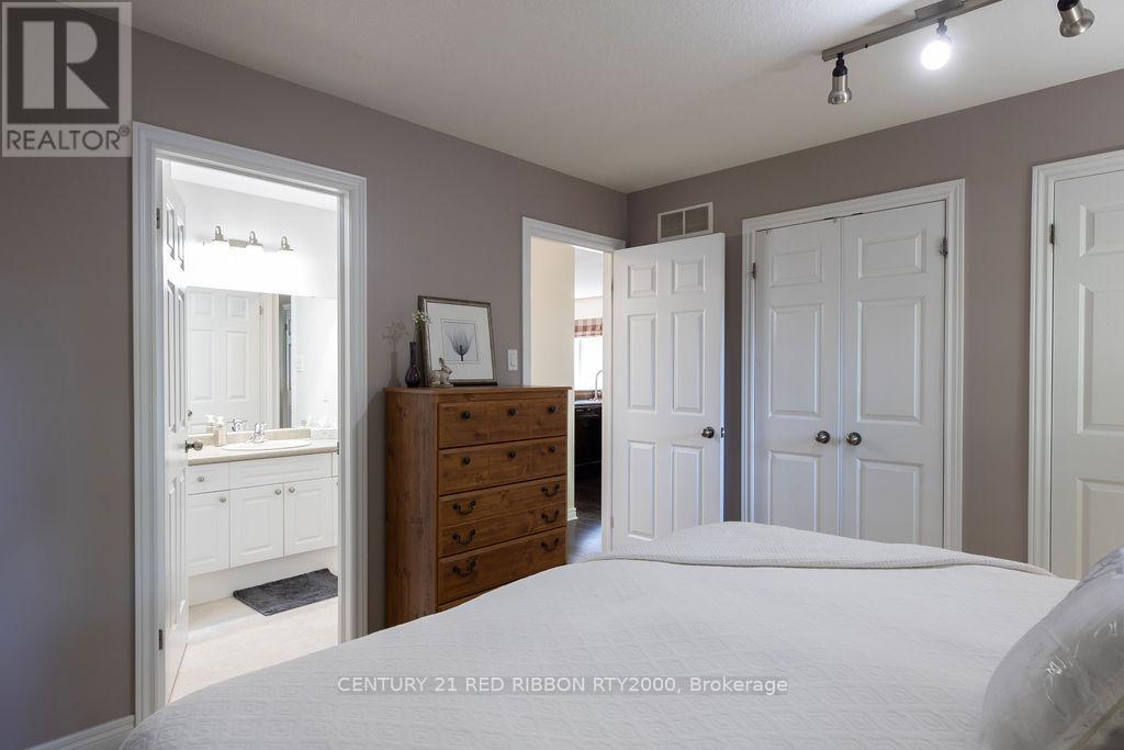 92 Ridge Street, Strathroy-Caradoc, Ontario N7G 4K1 - Photo 13 - X12198650