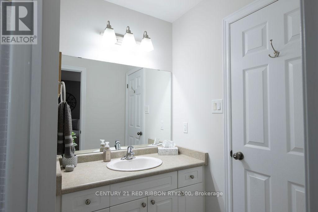 92 Ridge Street, Strathroy-Caradoc, Ontario N7G 4K1 - Photo 14 - X12198650