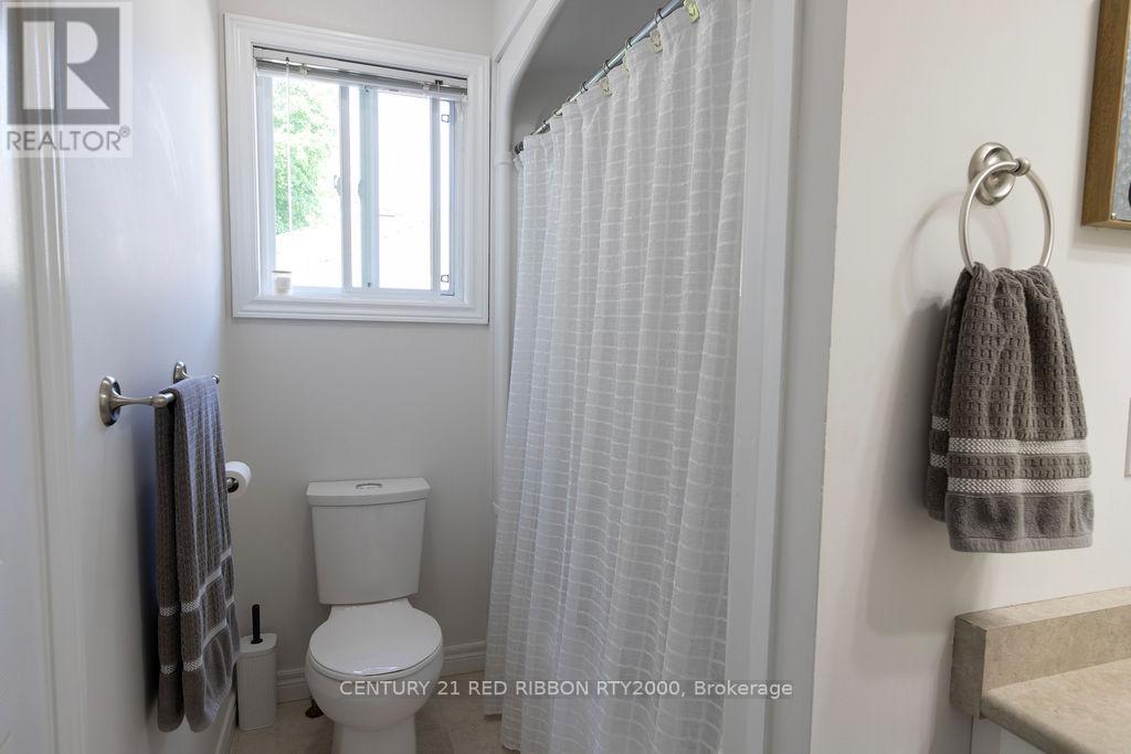 92 Ridge Street, Strathroy-Caradoc, Ontario N7G 4K1 - Photo 15 - X12198650