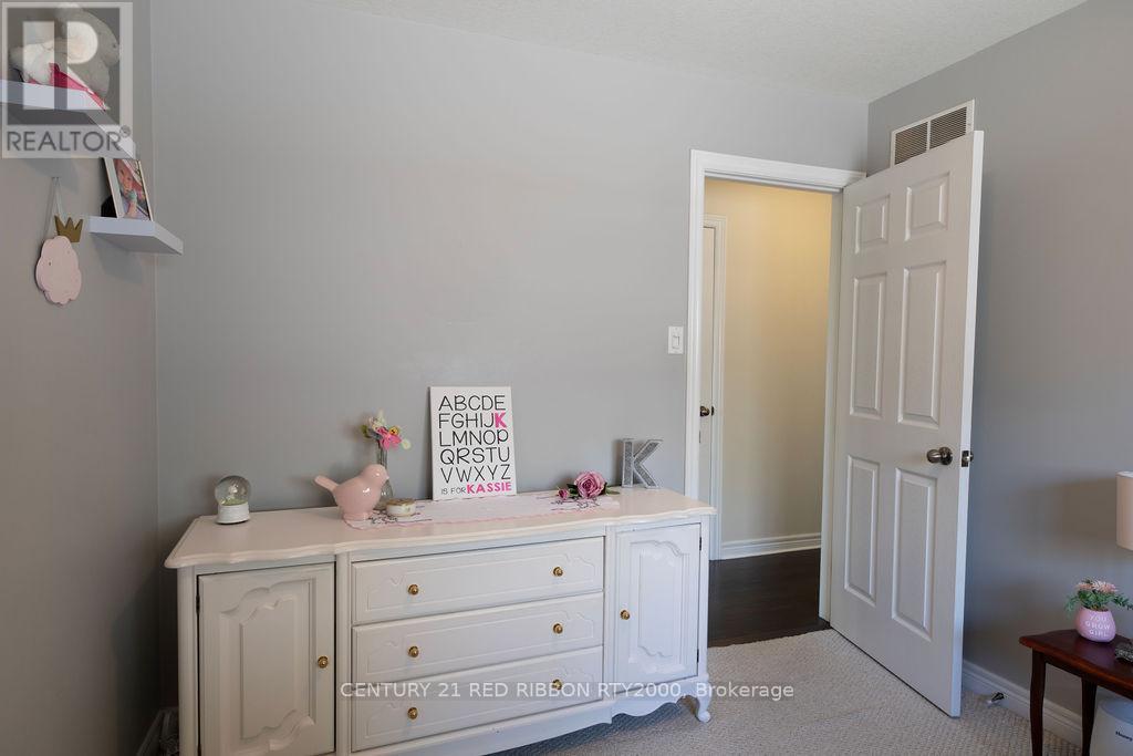 92 Ridge Street, Strathroy-Caradoc, Ontario N7G 4K1 - Photo 17 - X12198650