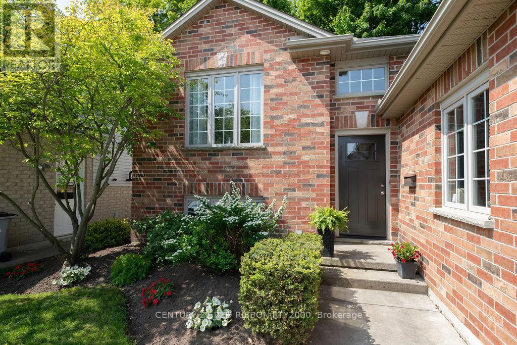 92 Ridge Street, Strathroy-Caradoc, Ontario N7G 4K1 - Photo 2 - X12198650