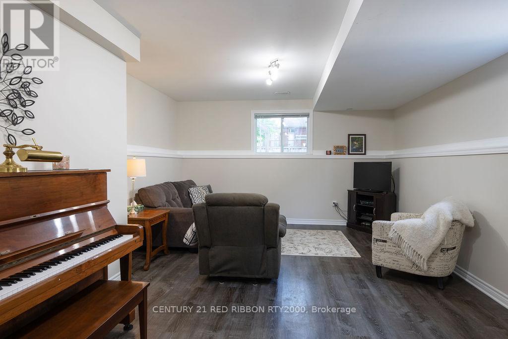 92 Ridge Street, Strathroy-Caradoc, Ontario N7G 4K1 - Photo 24 - X12198650