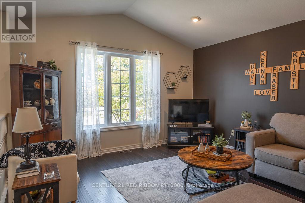 92 Ridge Street, Strathroy-Caradoc, Ontario N7G 4K1 - Photo 3 - X12198650