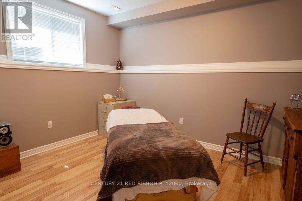 92 Ridge Street, Strathroy-Caradoc, Ontario N7G 4K1 - Photo 32 - X12198650