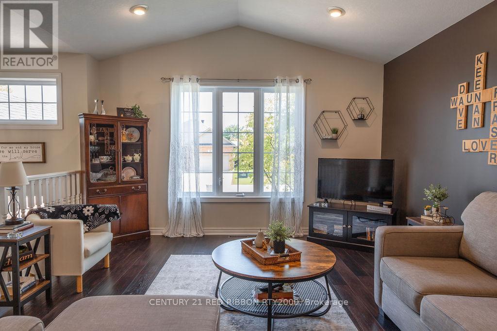 92 Ridge Street, Strathroy-Caradoc, Ontario N7G 4K1 - Photo 4 - X12198650