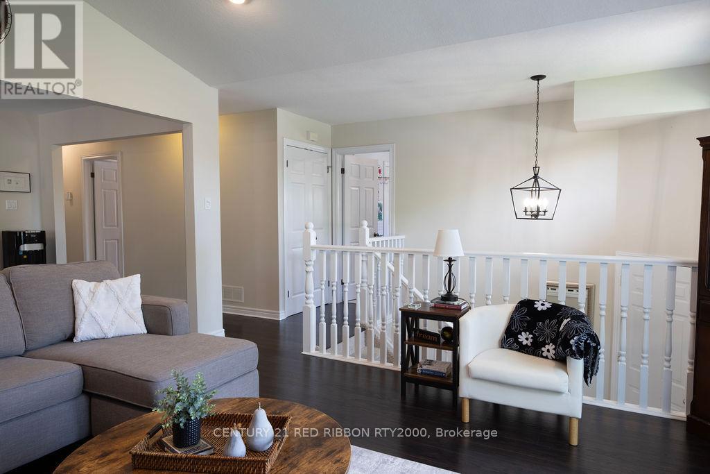 92 Ridge Street, Strathroy-Caradoc (Sw), Ontario  N7G 4K1 - Photo 5 - X12198650