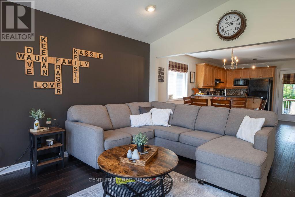 92 Ridge Street, Strathroy-Caradoc, Ontario N7G 4K1 - Photo 6 - X12198650