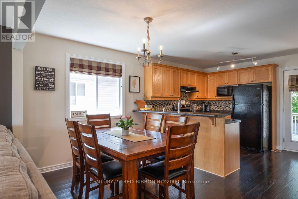 92 Ridge Street, Strathroy-Caradoc, Ontario N7G 4K1 - Photo 7 - X12198650