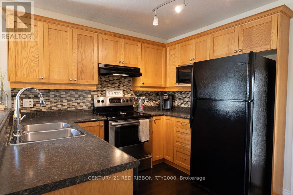 92 Ridge Street, Strathroy-Caradoc, Ontario N7G 4K1 - Photo 9 - X12198650