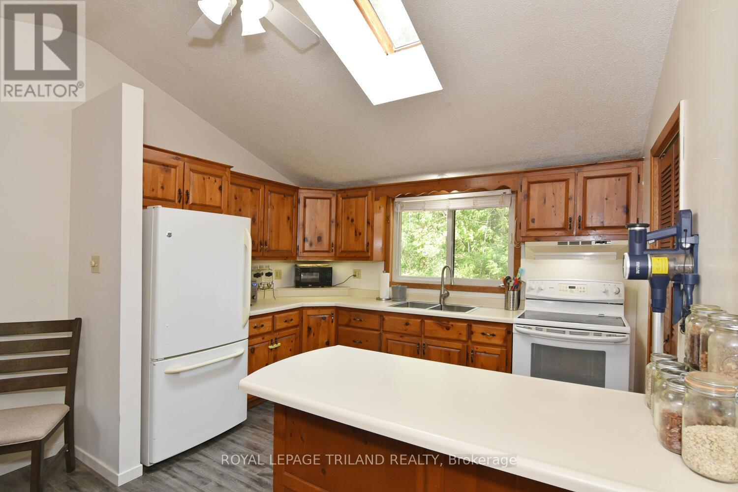 9898 Phoebe Lane, Lambton Shores (Kettle Point), Ontario  N0N 1J1 - Photo 17 - X12198686