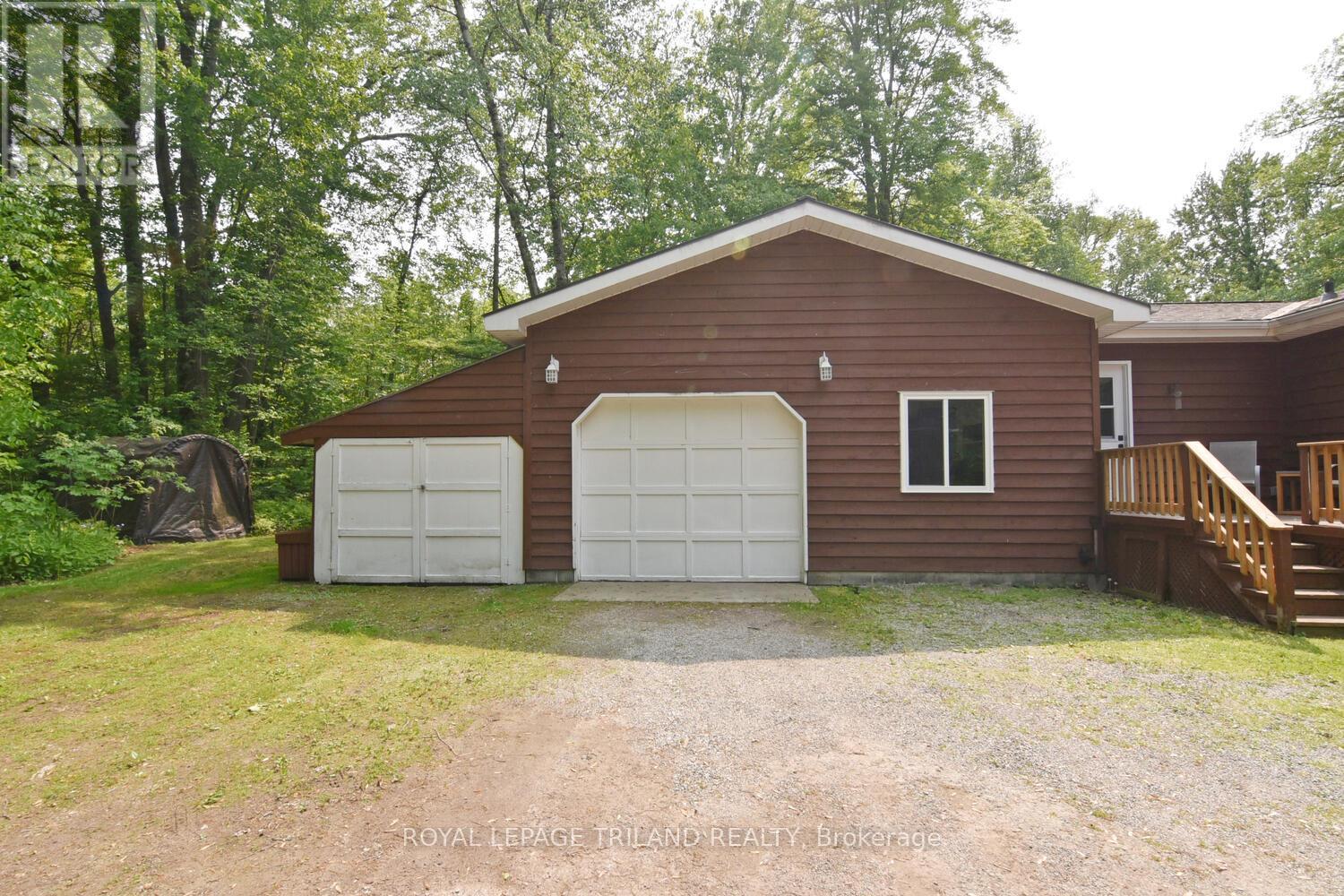 9898 Phoebe Lane, Lambton Shores (Kettle Point), Ontario  N0N 1J1 - Photo 3 - X12198686
