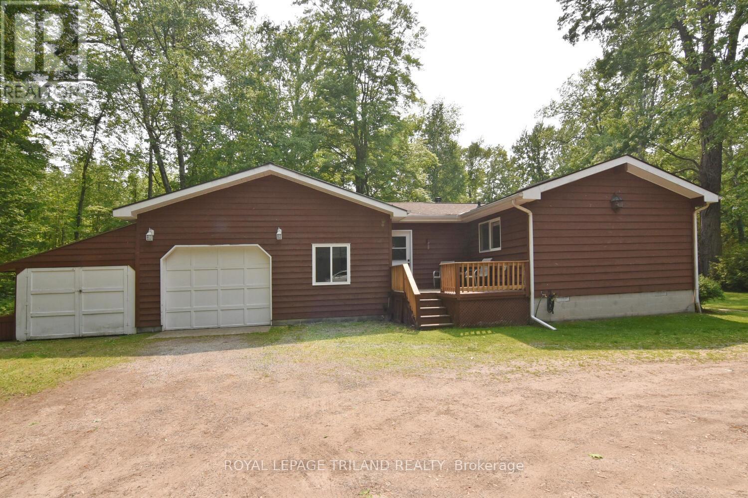 9898 Phoebe Lane, Lambton Shores (Kettle Point), Ontario  N0N 1J1 - Photo 4 - X12198686