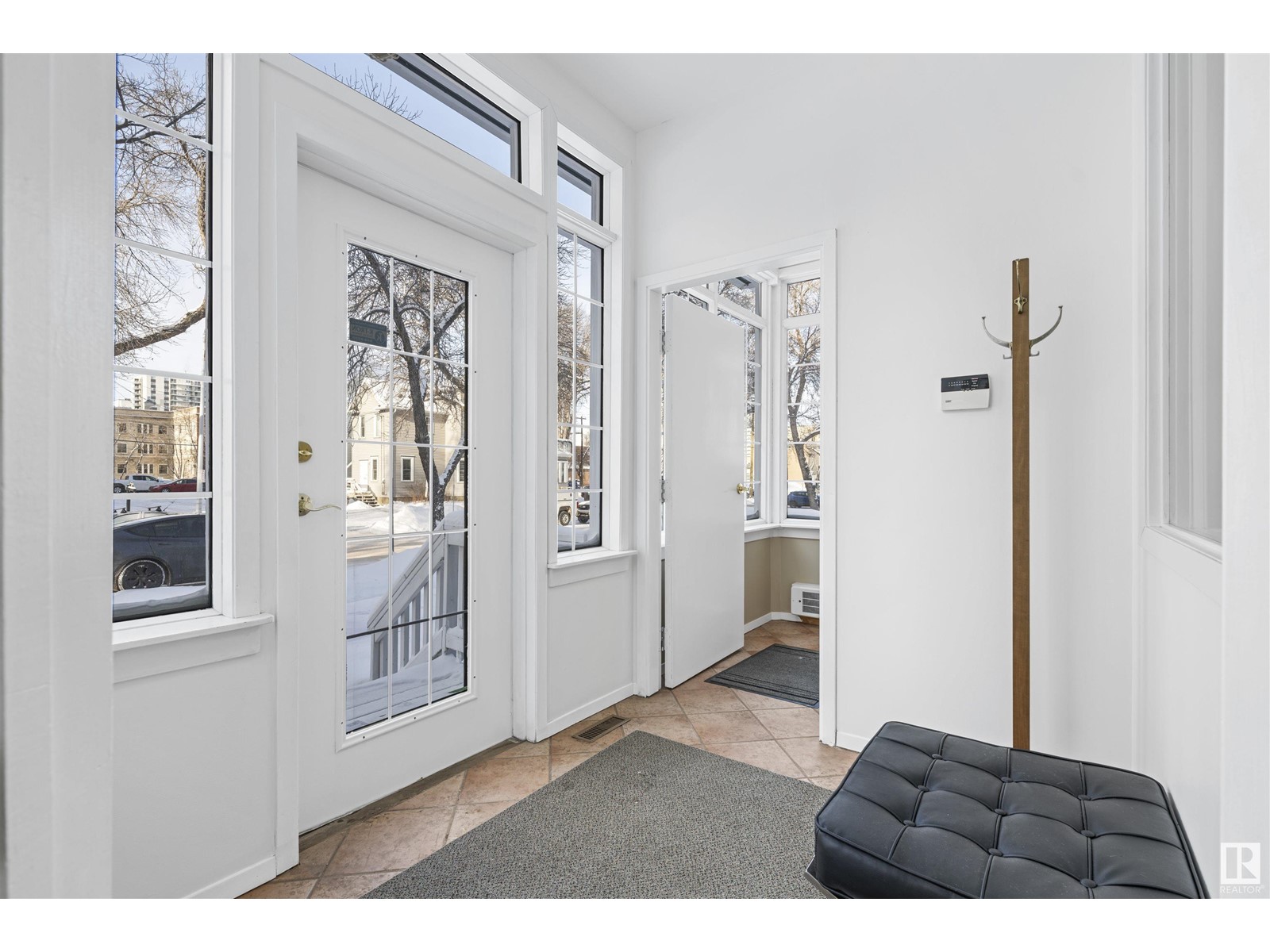 Property at 9937 113 ST NW image 2