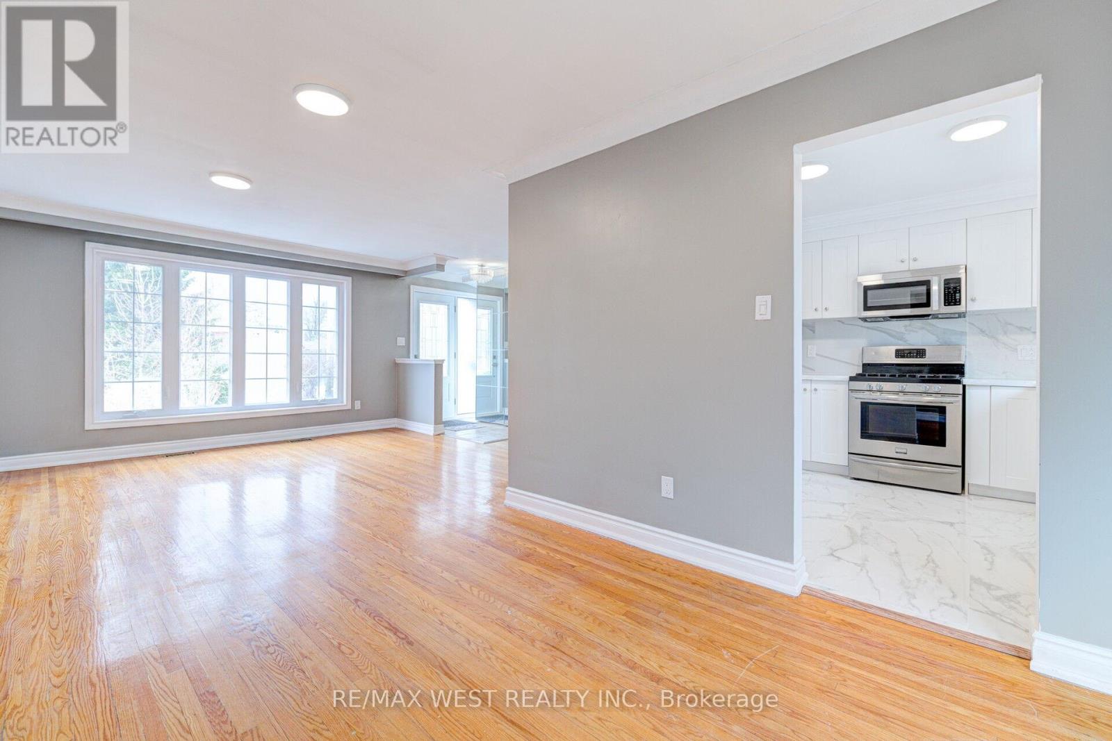 1328 Pinegrove Road, Oakville, Ontario  L6L 2X3 - Photo 13 - W12198468