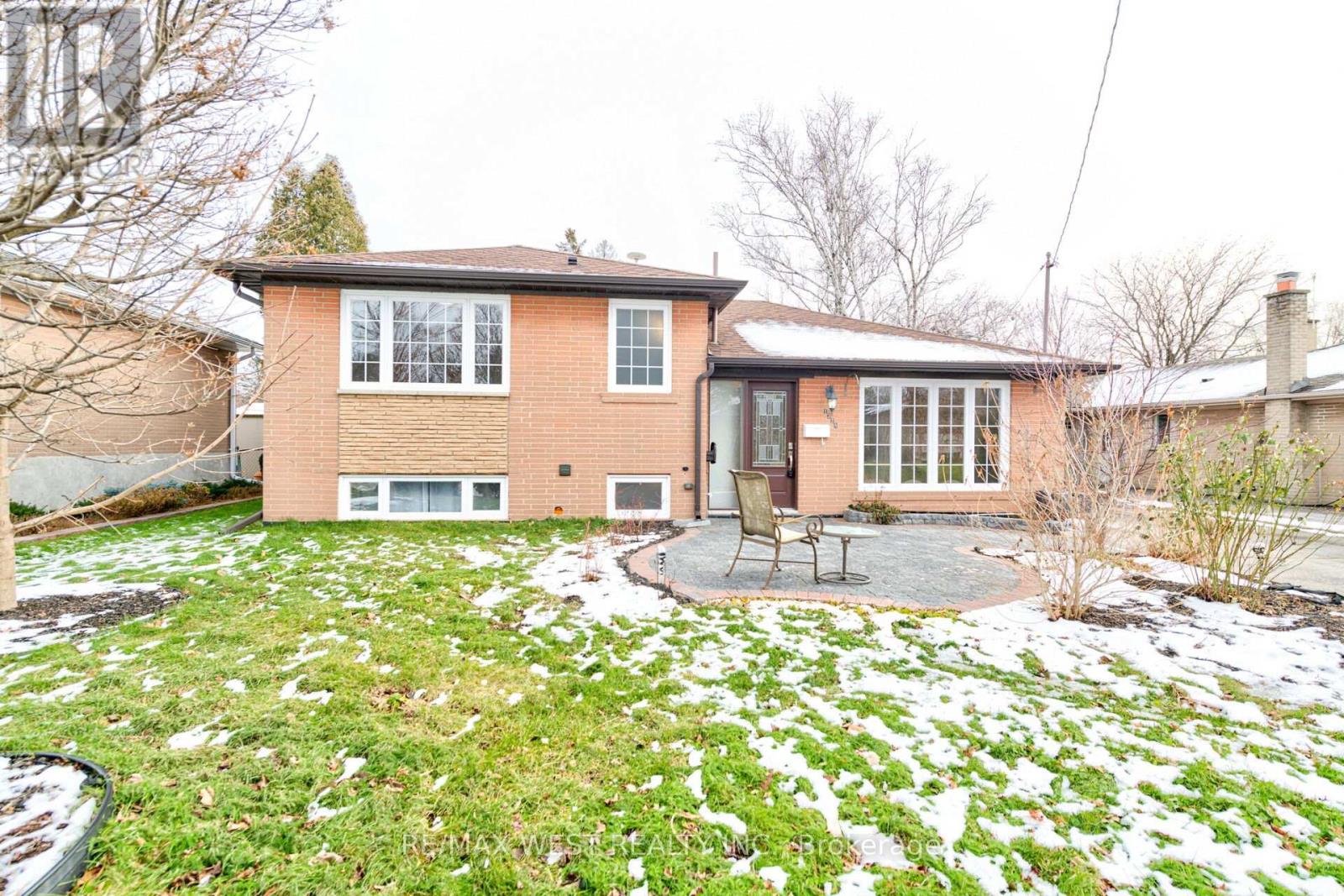 1328 Pinegrove Road, Oakville, Ontario  L6L 2X3 - Photo 4 - W12198468