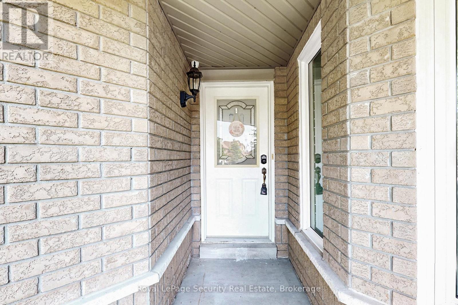 10 Barleyfield Road, Brampton (Sandringham-Wellington), Ontario  L6R 1Z7 - Photo 3 - W12198521
