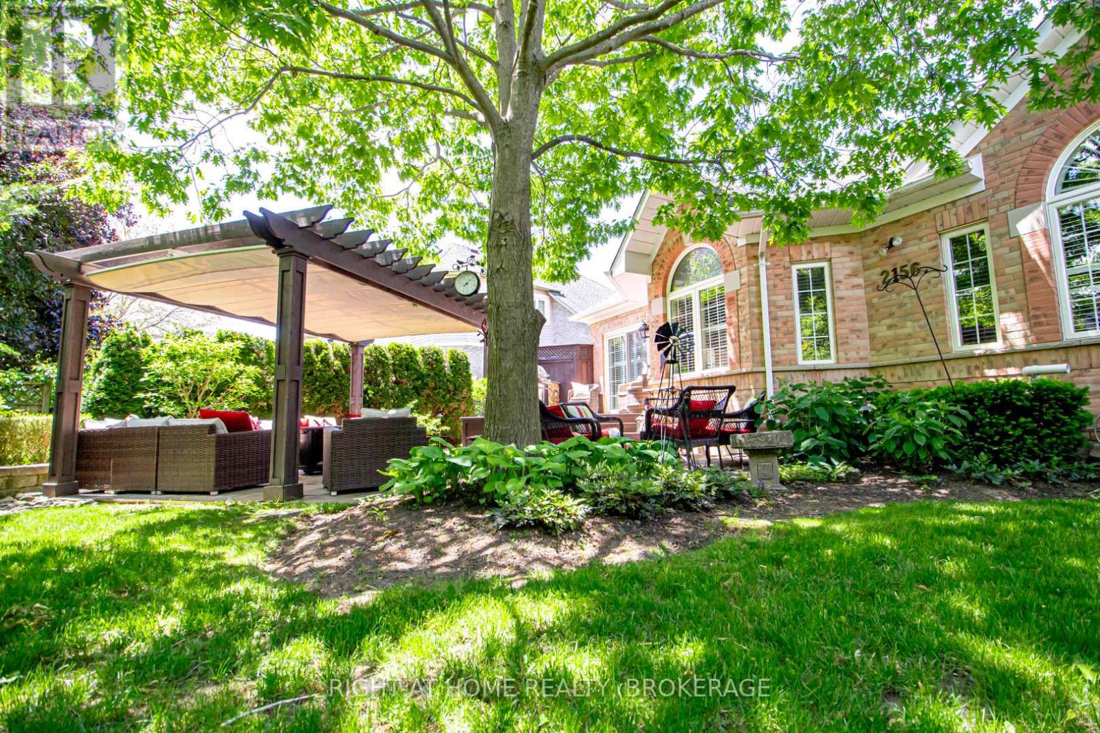 2156 Country Club Drive, Burlington, Ontario  L7M 4A8 - Photo 3 - W12101110