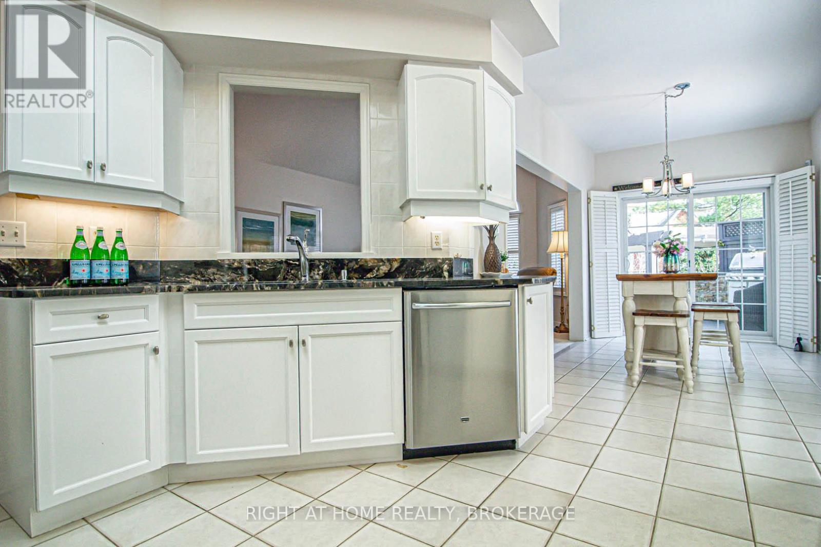 2156 Country Club Drive, Burlington, Ontario  L7M 4A8 - Photo 9 - W12101110
