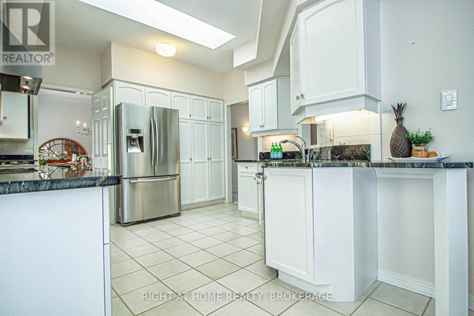 2156 Country Club Drive, Burlington, Ontario  L7M 4A8 - Photo 8 - W12101110