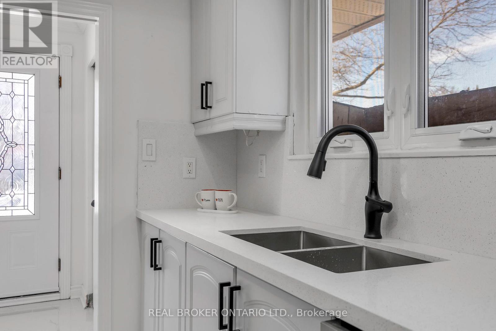 3465 Orion Crescent, Mississauga, Ontario  L5C 2H7 - Photo 5 - W12148840