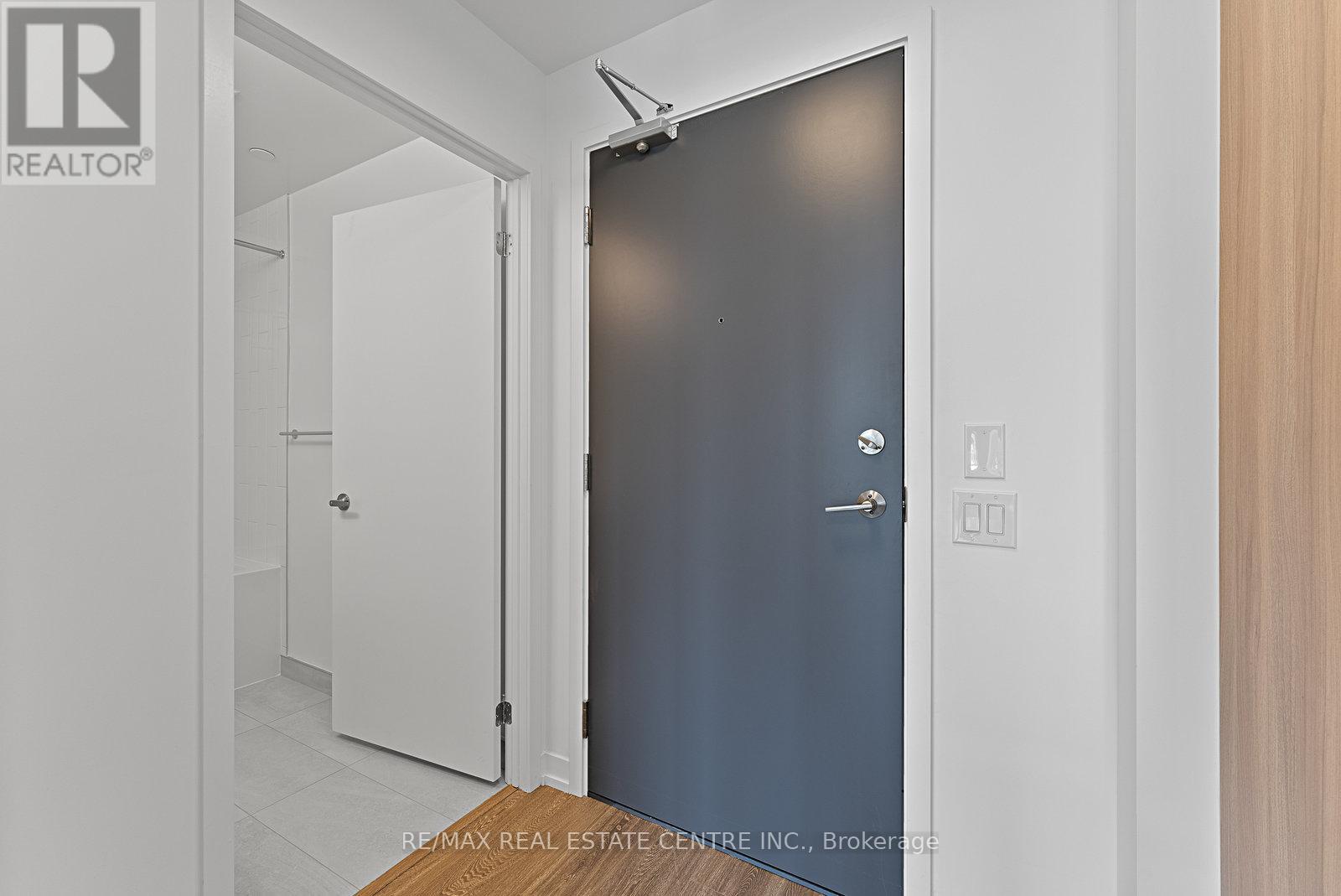 501 - 2485 Eglinton Avenue W, Mississauga, Ontario  L5M 2V8 - Photo 2 - W12194111