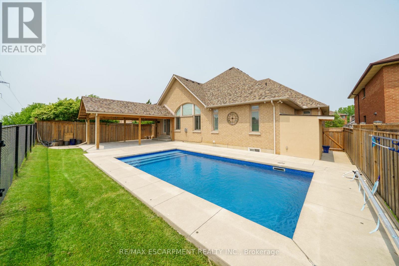 117 Christopher Drive, Hamilton, Ontario  L9B 1G6 - Photo 4 - X12196965