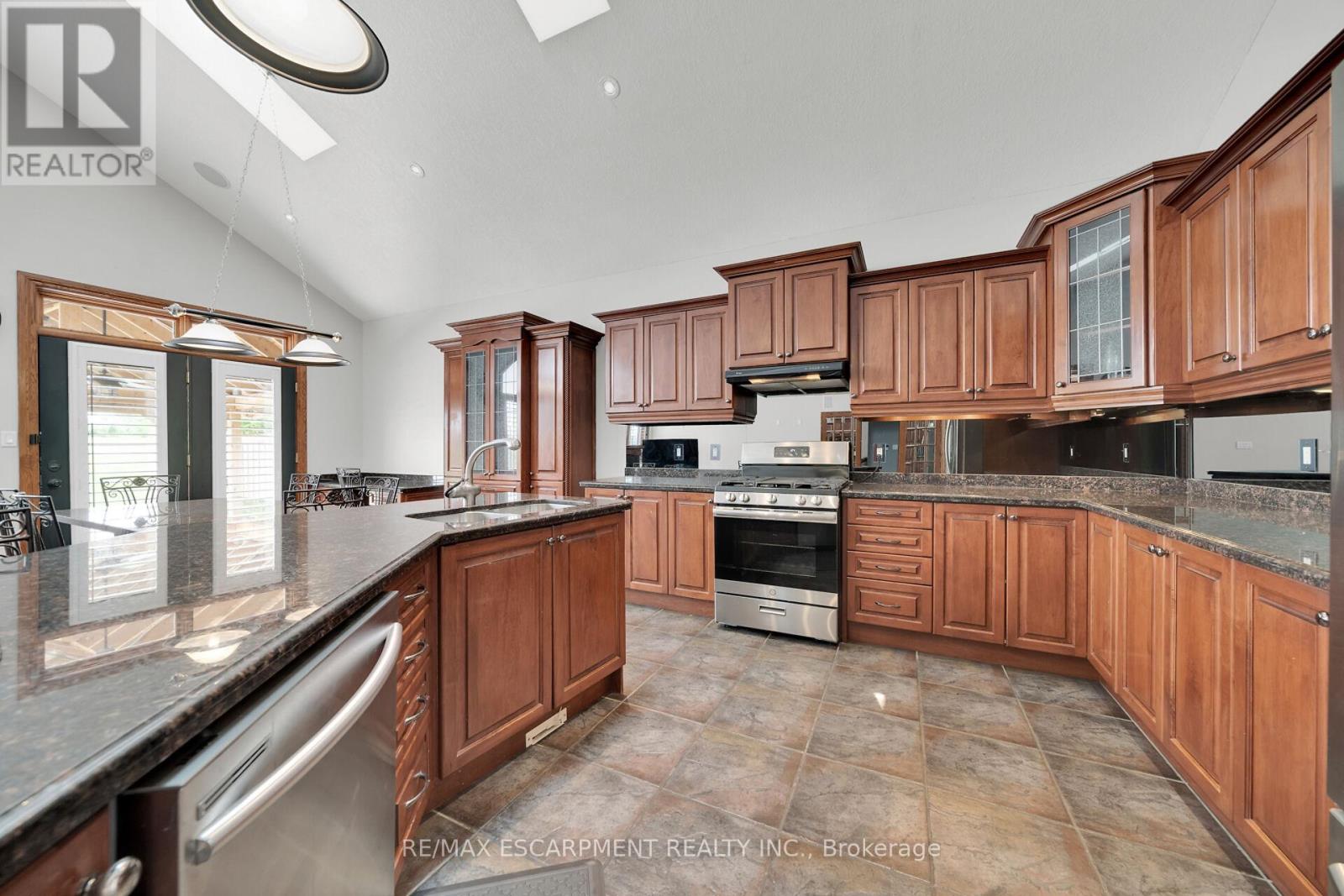 117 Christopher Drive, Hamilton, Ontario  L9B 1G6 - Photo 9 - X12196965