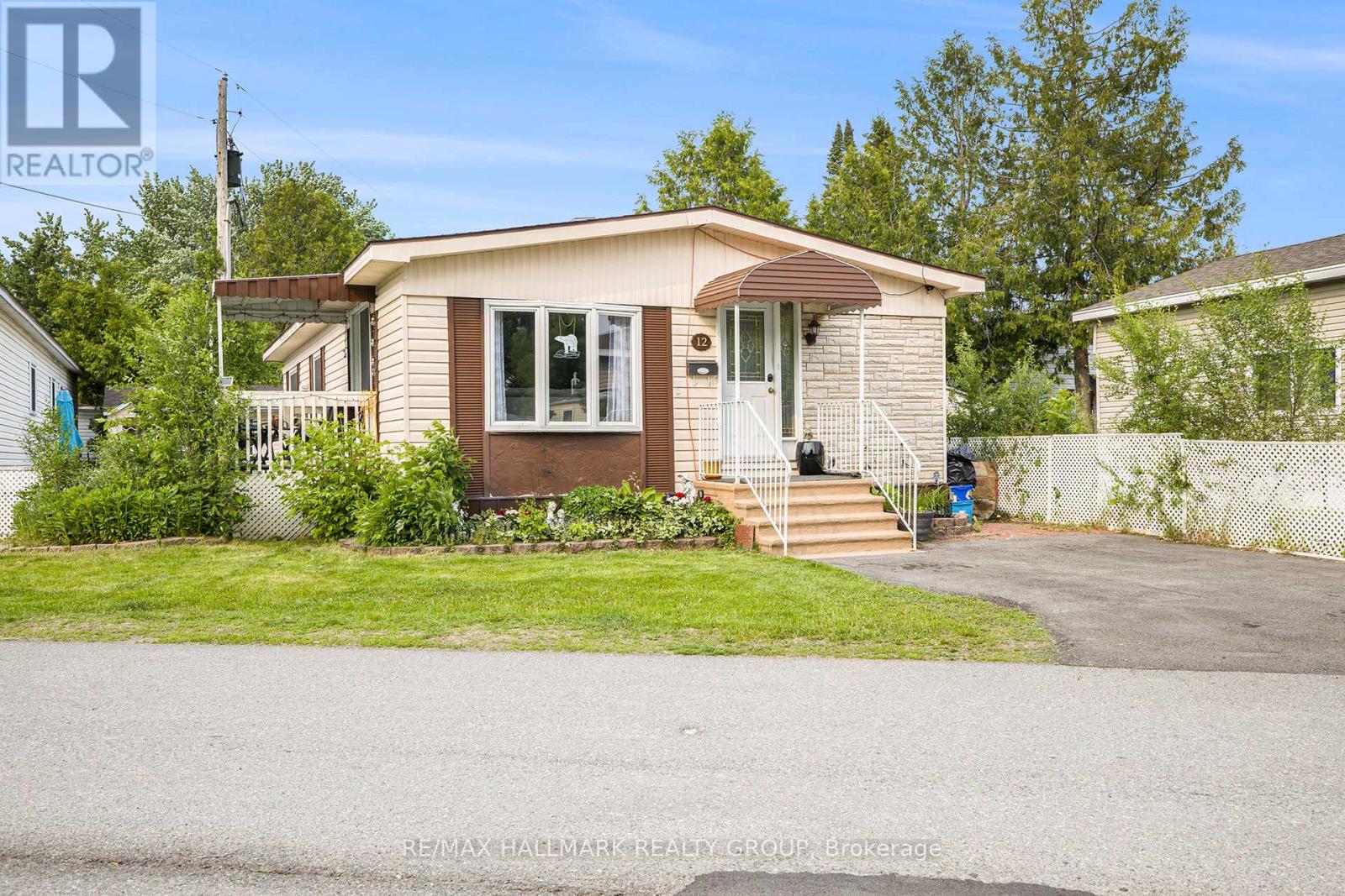 12 Vanier Road, Ottawa, Ontario  K2H 7P3 - Photo 2 - X12198796