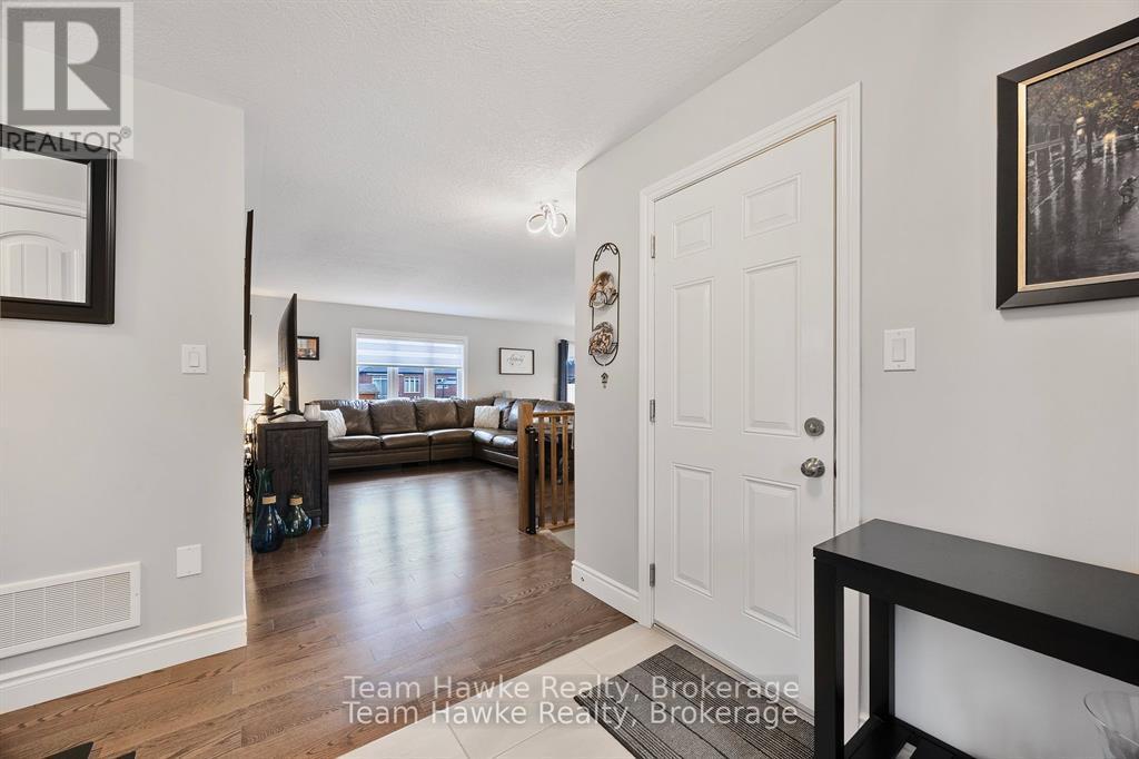 9 Cardinal Court, Tay, Ontario  L0K 2A0 - Photo 7 - S12198800