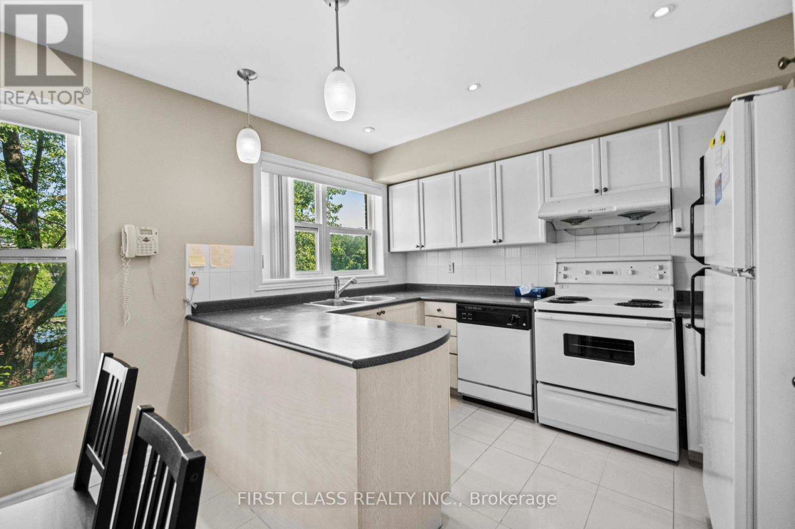 10a Leaside Park Drive, Toronto (Thorncliffe Park), Ontario  M4H 1R3 - Photo 18 - C12198614