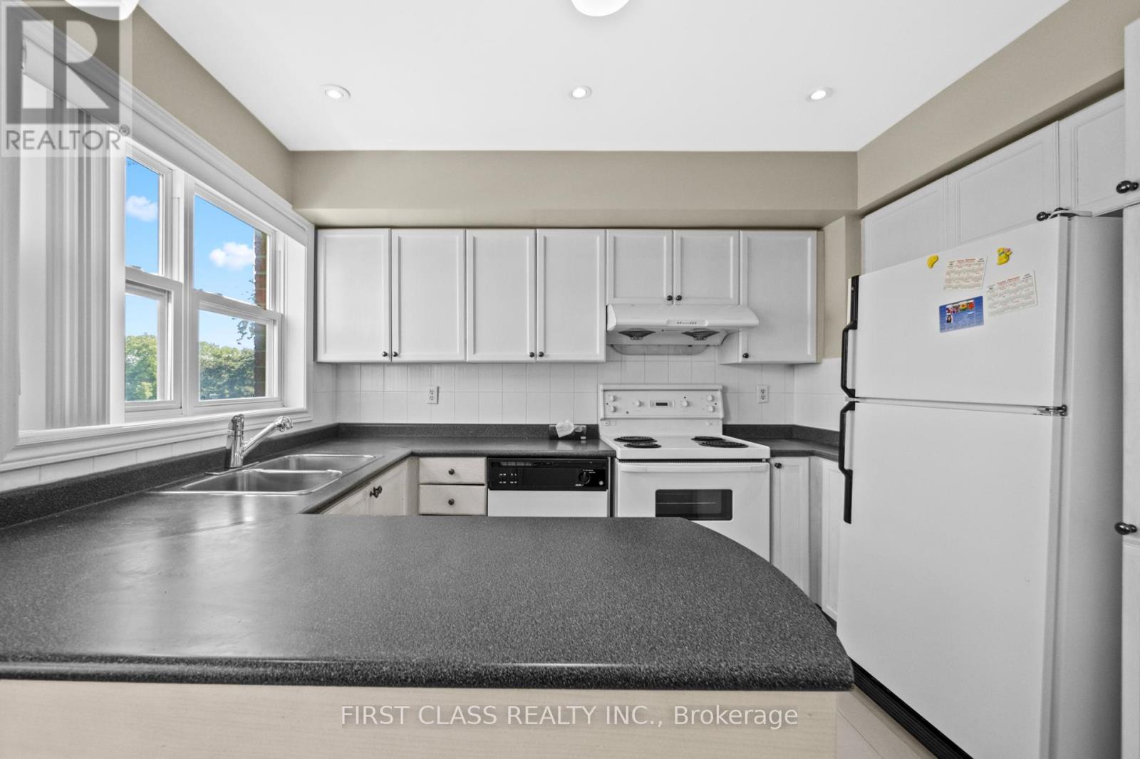 10a Leaside Park Drive, Toronto (Thorncliffe Park), Ontario  M4H 1R3 - Photo 19 - C12198614
