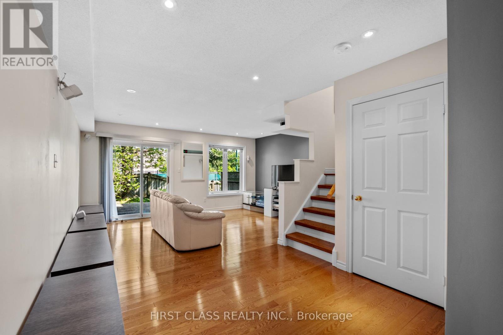 10a Leaside Park Drive, Toronto (Thorncliffe Park), Ontario  M4H 1R3 - Photo 40 - C12198614