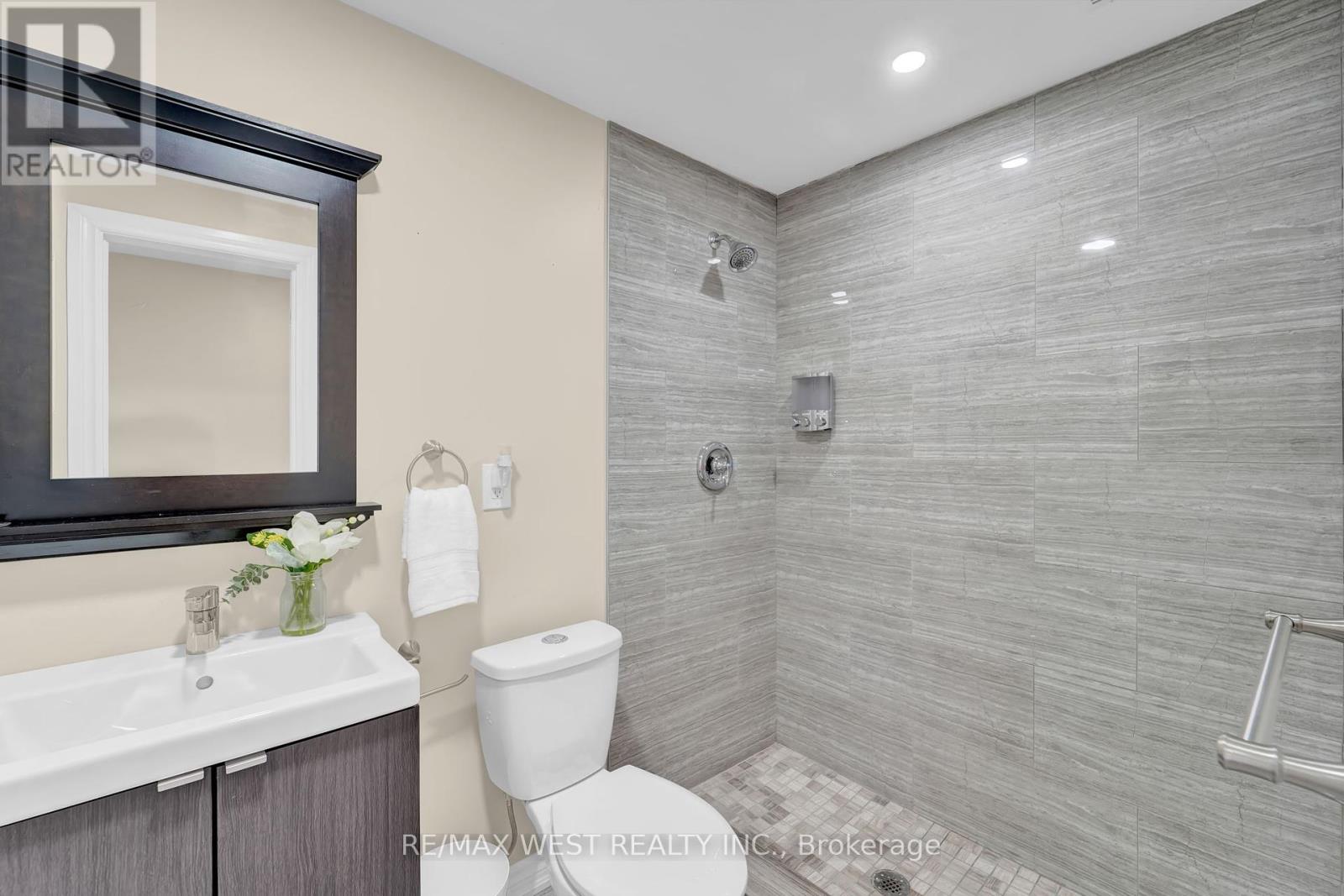 121 Carrier Crescent, Vaughan (Patterson), Ontario  L6A 0T6 - Photo 33 - N12198667