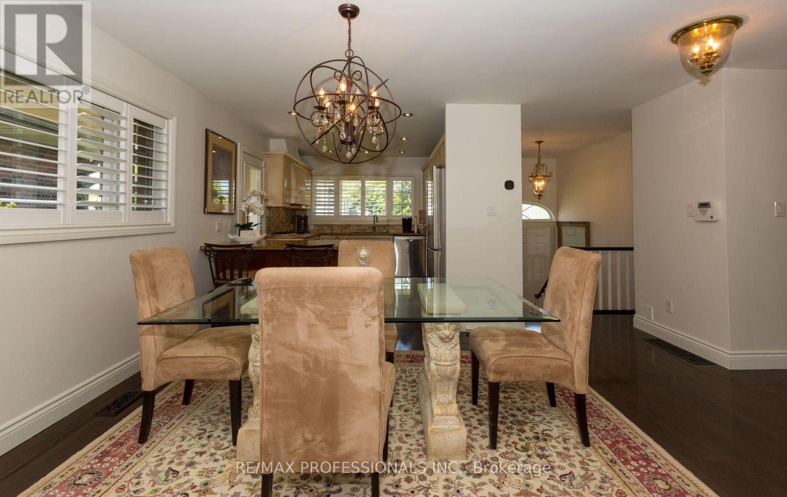 36 Ravenscrest Drive, Toronto (Princess-Rosethorn), Ontario  M9B 5M7 - Photo 10 - W12198644