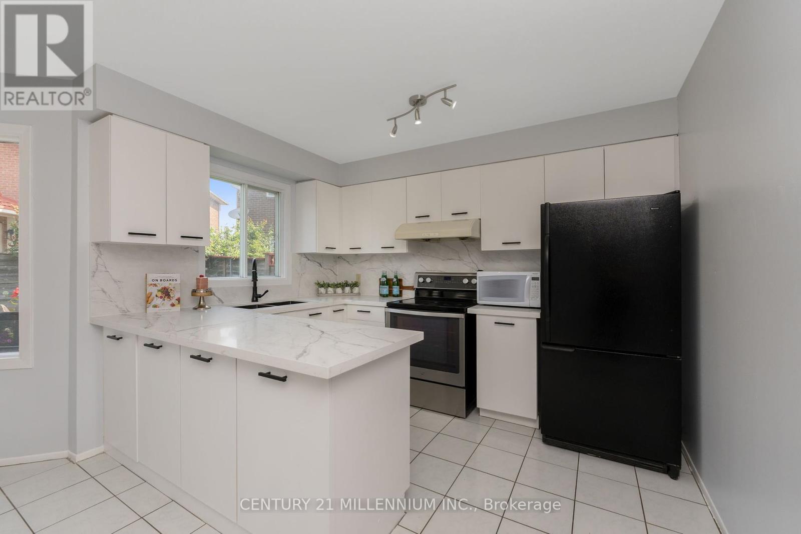 17 Whitehaven Drive, Brampton (Heart Lake West), Ontario  L6Z 2R5 - Photo 18 - W12198652