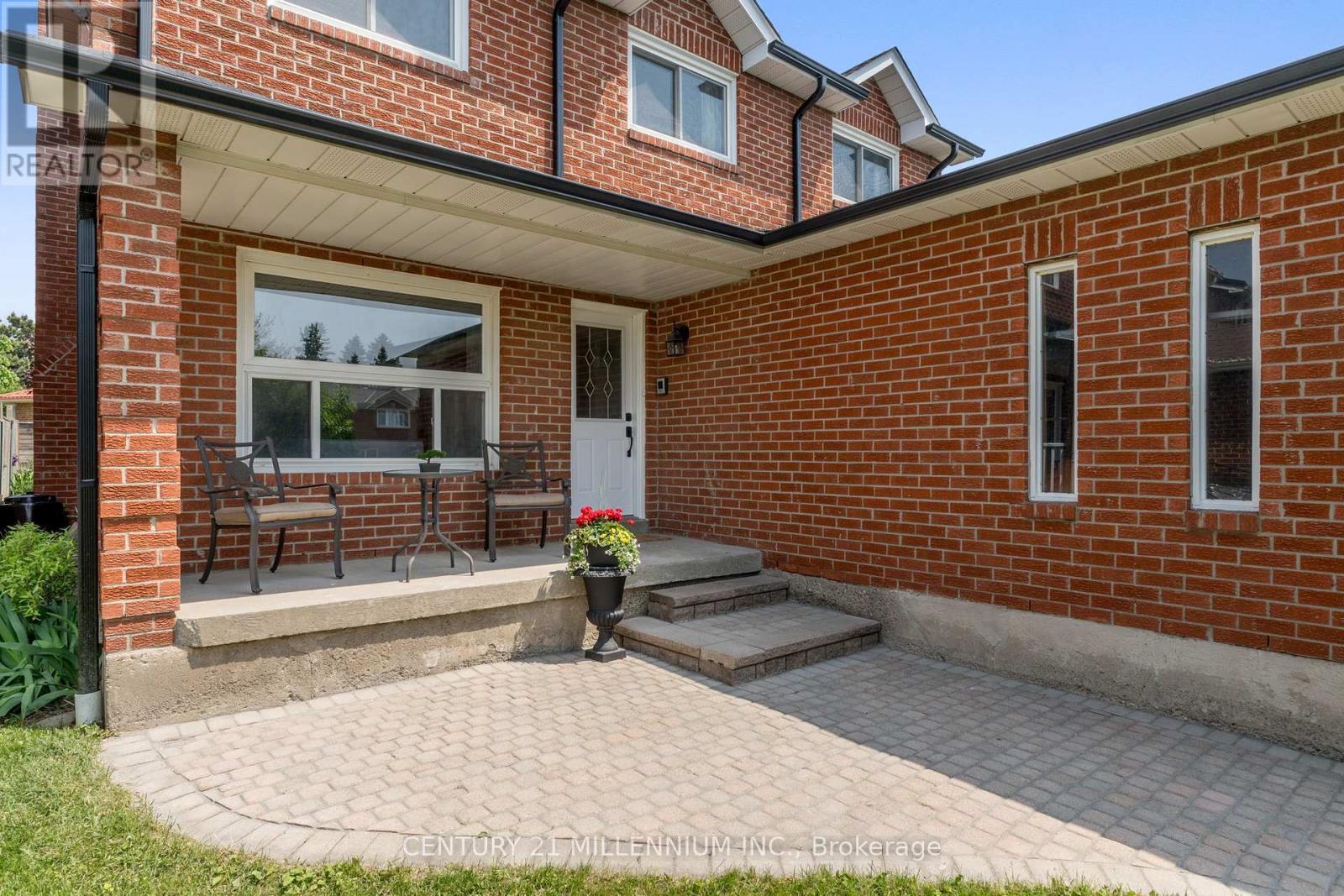 17 Whitehaven Drive, Brampton (Heart Lake West), Ontario  L6Z 2R5 - Photo 3 - W12198652