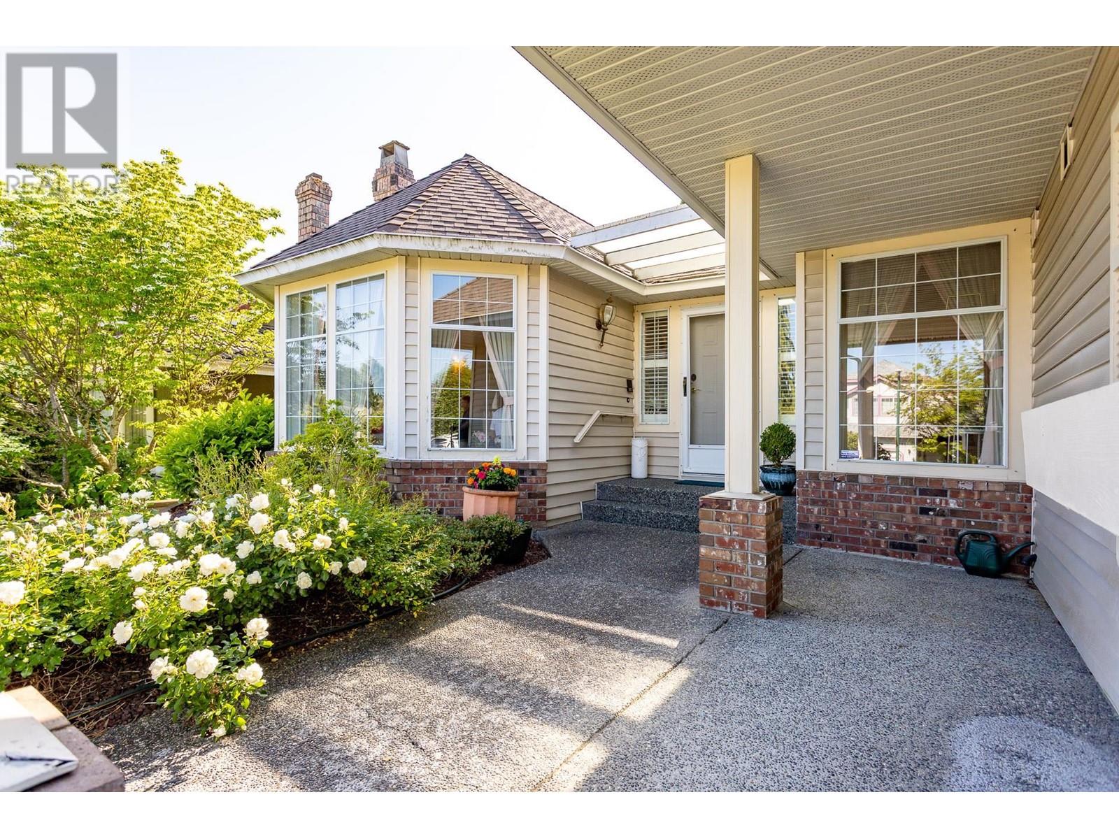Property at 1855 WALNUT CRESCENT image 4