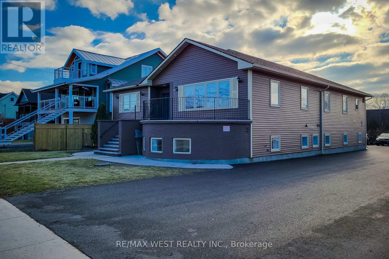 180 Beach Boulevard, Hamilton (Hamilton Beach), Ontario  L8H 6V9 - Photo 2 - X12198587