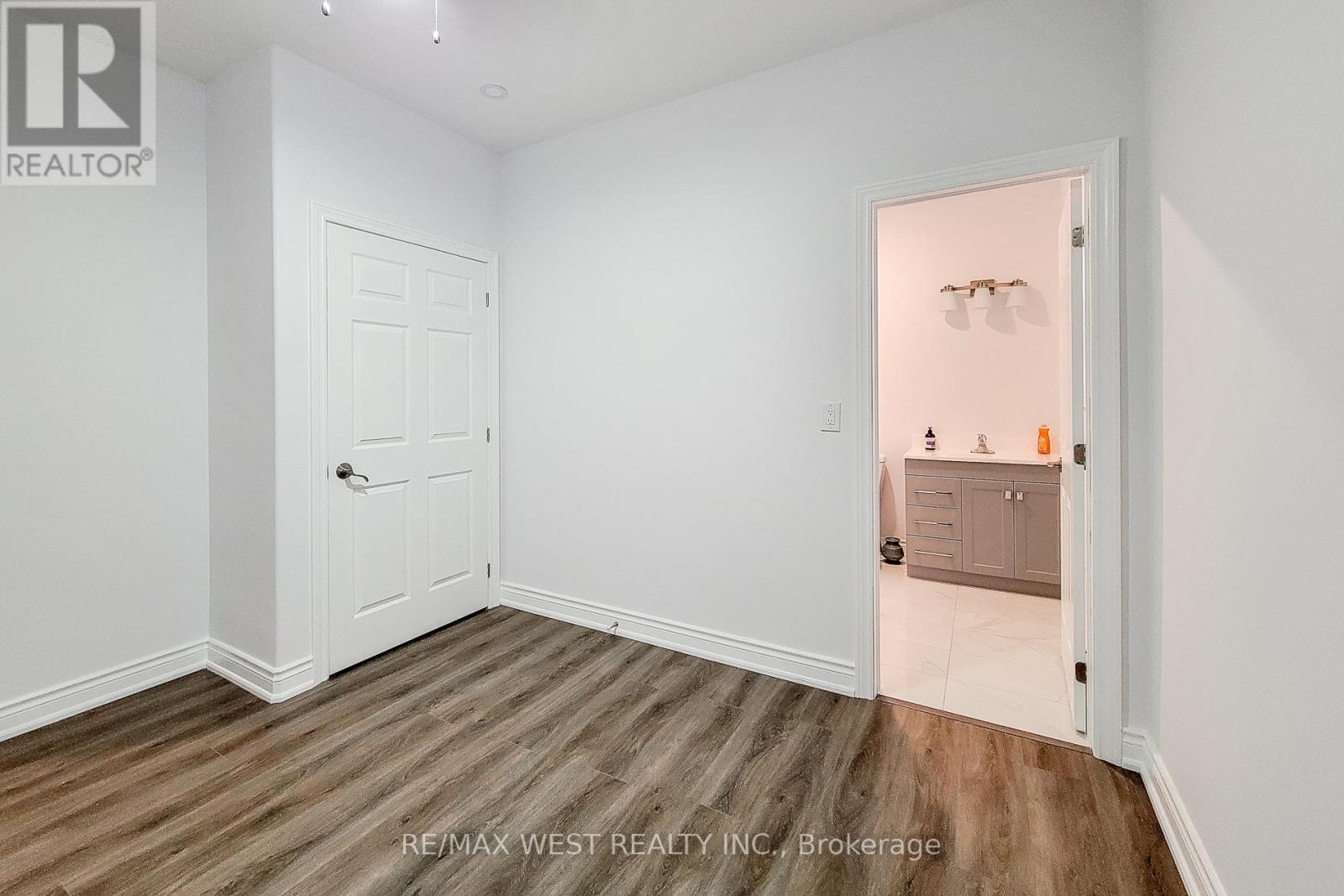 180 Beach Boulevard, Hamilton (Hamilton Beach), Ontario  L8H 6V9 - Photo 32 - X12198587