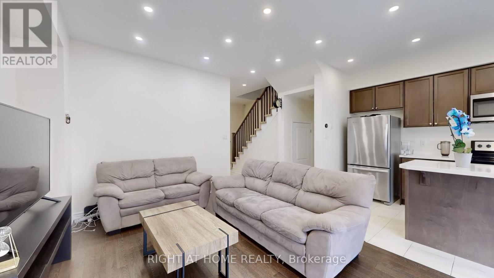 124 Mosaic Drive, Hamilton (Waterdown), Ontario  L8B 1W4 - Photo 11 - X12198601