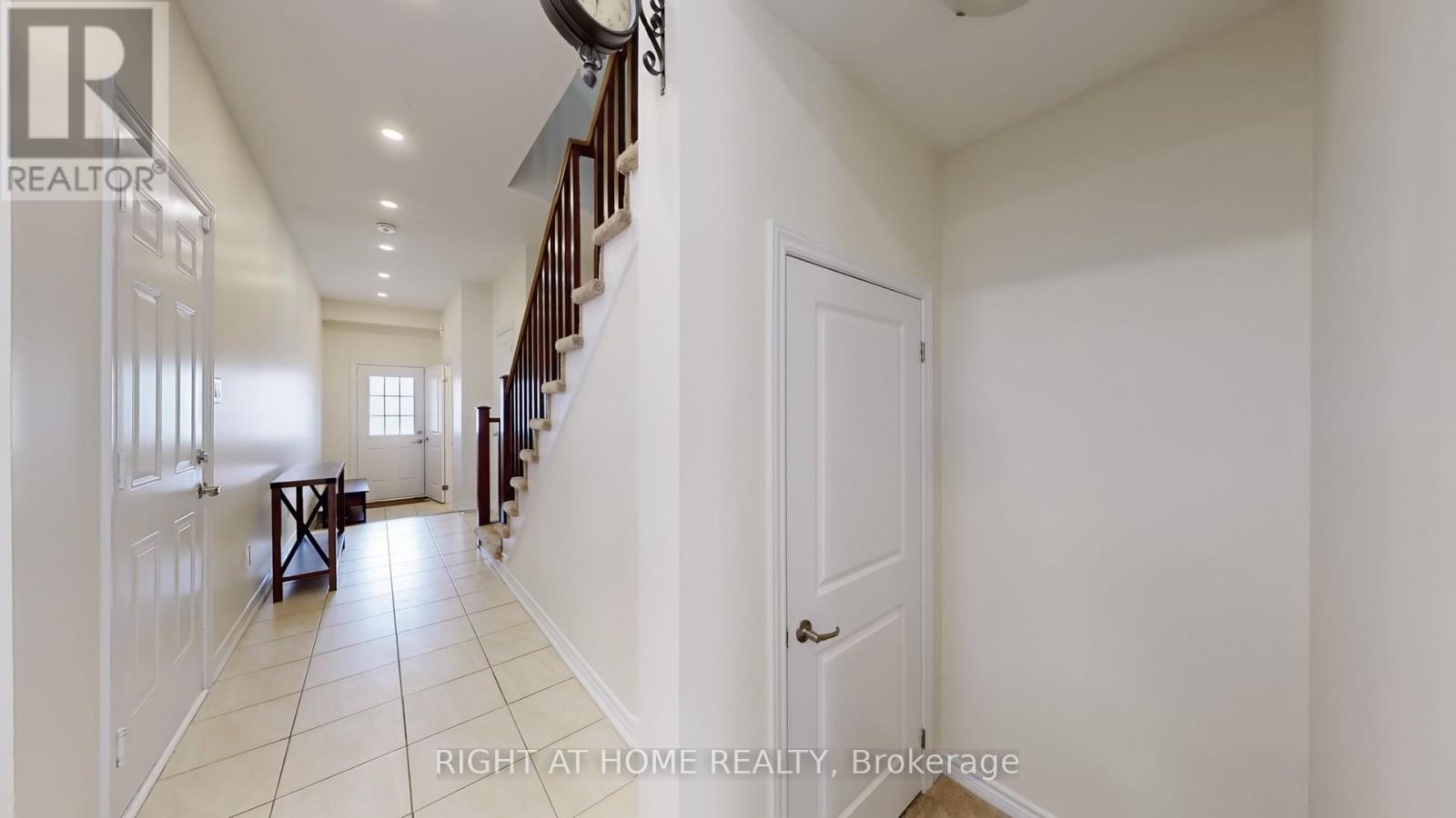 124 Mosaic Drive, Hamilton (Waterdown), Ontario  L8B 1W4 - Photo 3 - X12198601