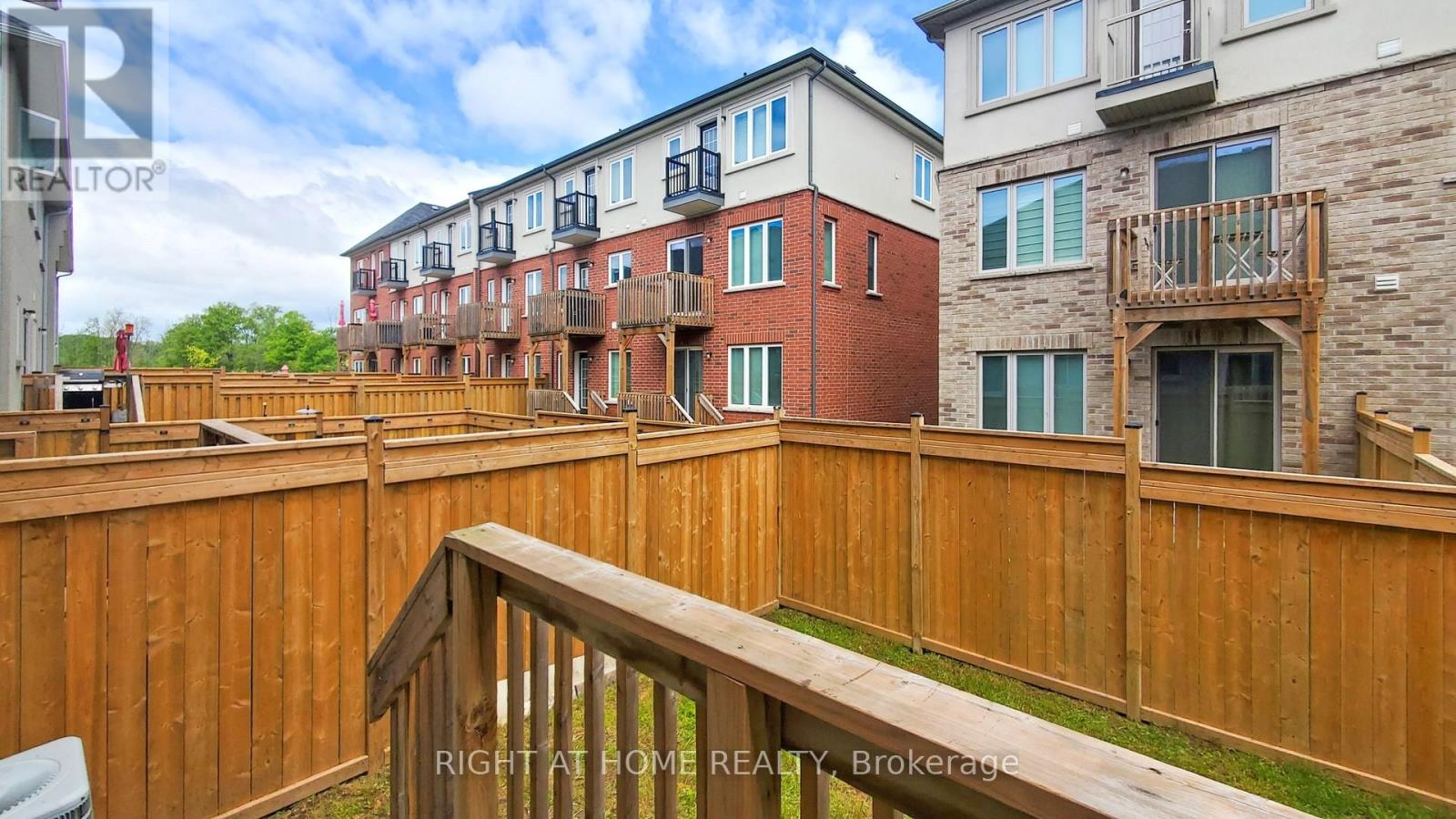 124 Mosaic Drive, Hamilton (Waterdown), Ontario  L8B 1W4 - Photo 38 - X12198601