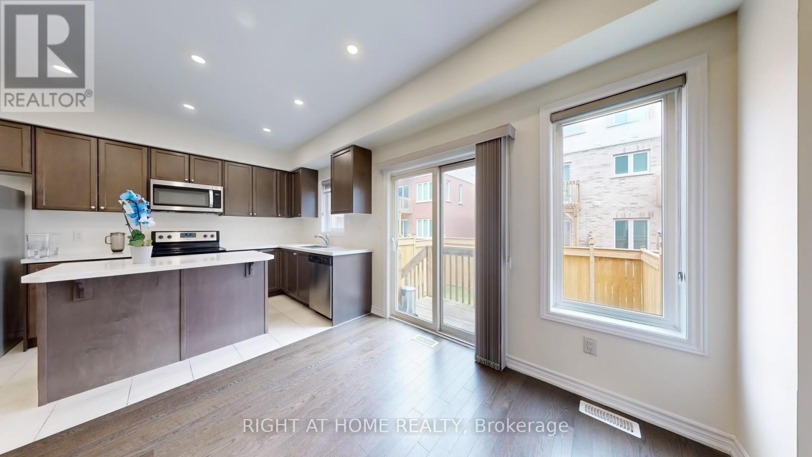 124 Mosaic Drive, Hamilton, Ontario  L8B 1W4 - Photo 8 - X12198601